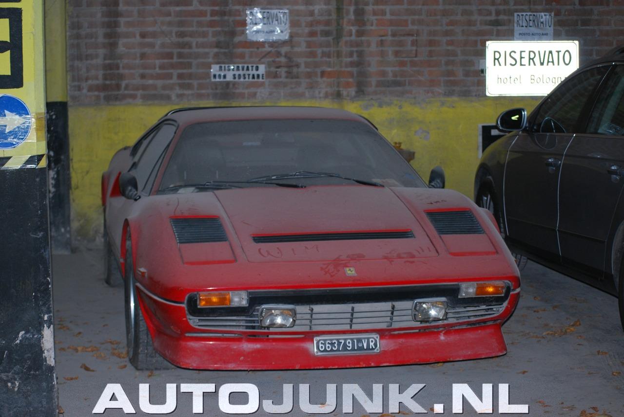Μια Ferrari 208 Turbo, σκονισμένη και έρημη ...