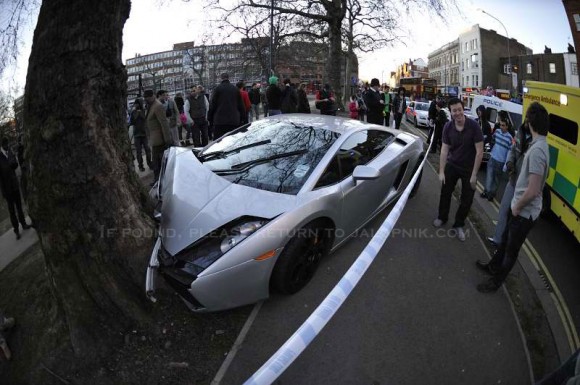 Lamborghini Gallardo Crash with tree at London