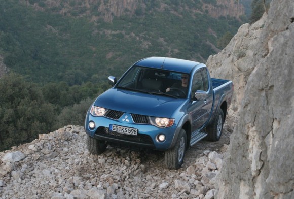 Mitsubishi-L200_Club_Cab_2007