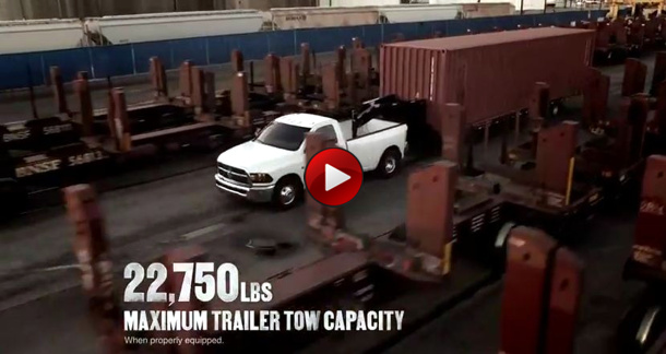 ram 3500 Video: Ποιος χρειάζεται τα φορτηγά όταν μπορεί να κάνει την ίδια δουλειά με ένα Ram 3500
