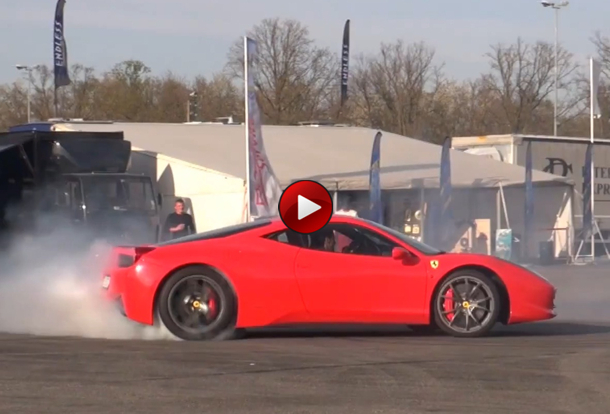 Ferrari 458 Italia Video: Μια Ferrari 458 Italia κάνει donuts