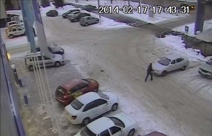Lada Video: Ένα Lada καταδιώκει τον οδηγό του
