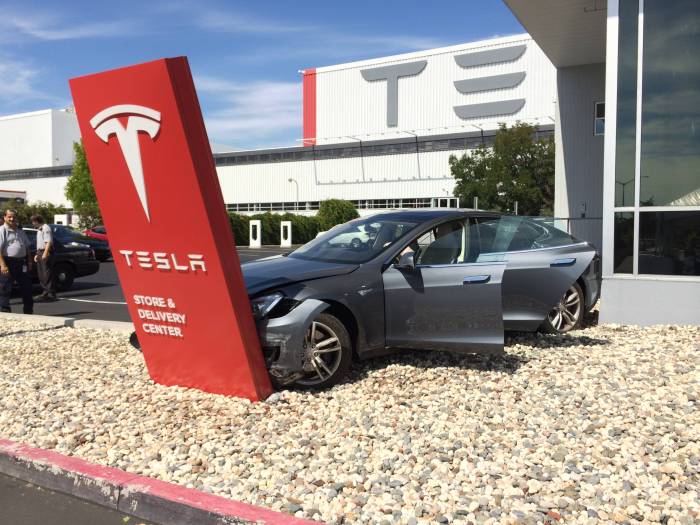 tesla model s crash 700x525 Αυτό πρέπει να είναι το γρηγορότερο ατύχημα που έχει συμβεί ποτέ