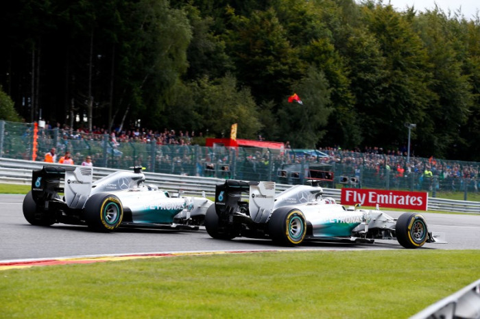 Hamilton Rosberg 700x466 Hamilton: Ο Rosberg είπε ότι με χτύπησε επίτηδες. Mercedes: Απαράδεκτος ο Rosberg