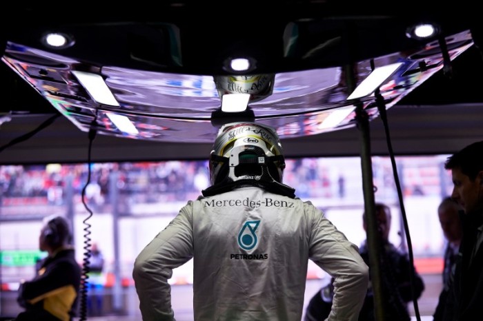 Lewis Hamilton2 700x466 Hamilton: Ο Rosberg είπε ότι με χτύπησε επίτηδες. Mercedes: Απαράδεκτος ο Rosberg