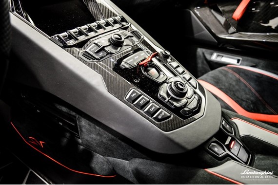 2016_Lamborghini_Aventador_SV_Roadster_16