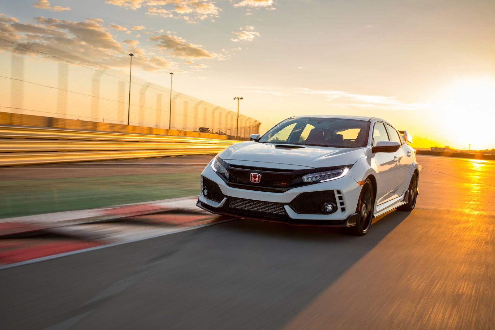 2017_Honda_Civic_Type_R_01