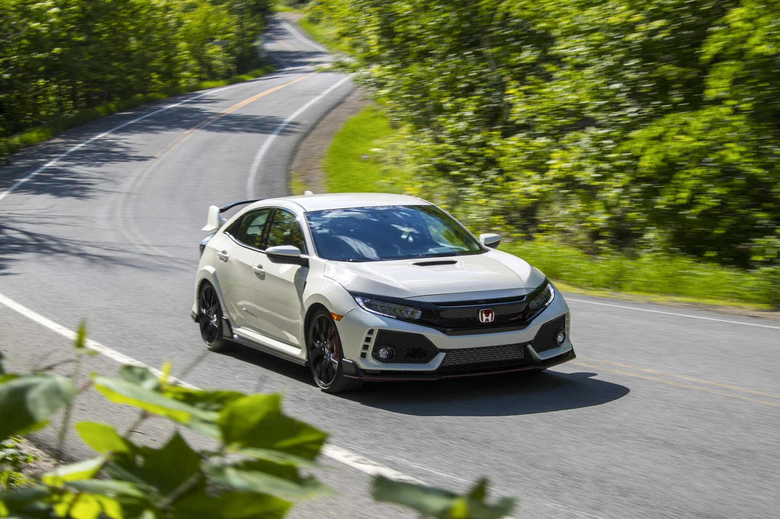 2017_Honda_Civic_Type_R_02