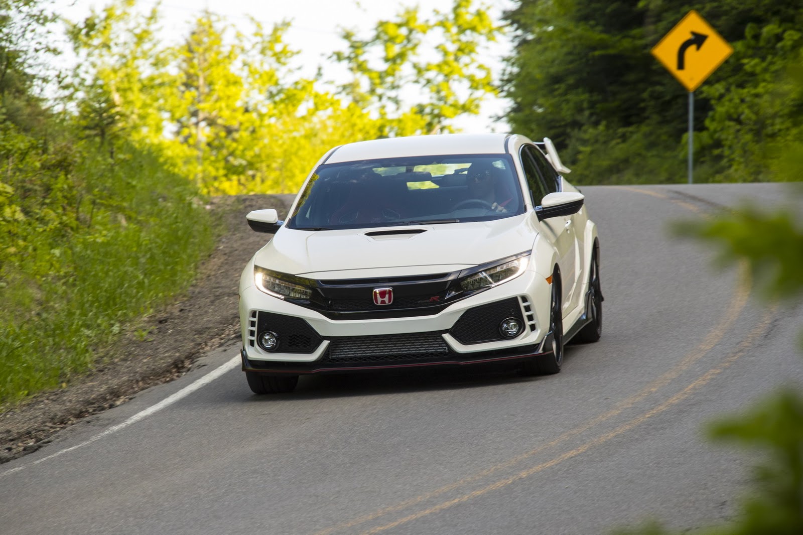 2017_Honda_Civic_Type_R_04