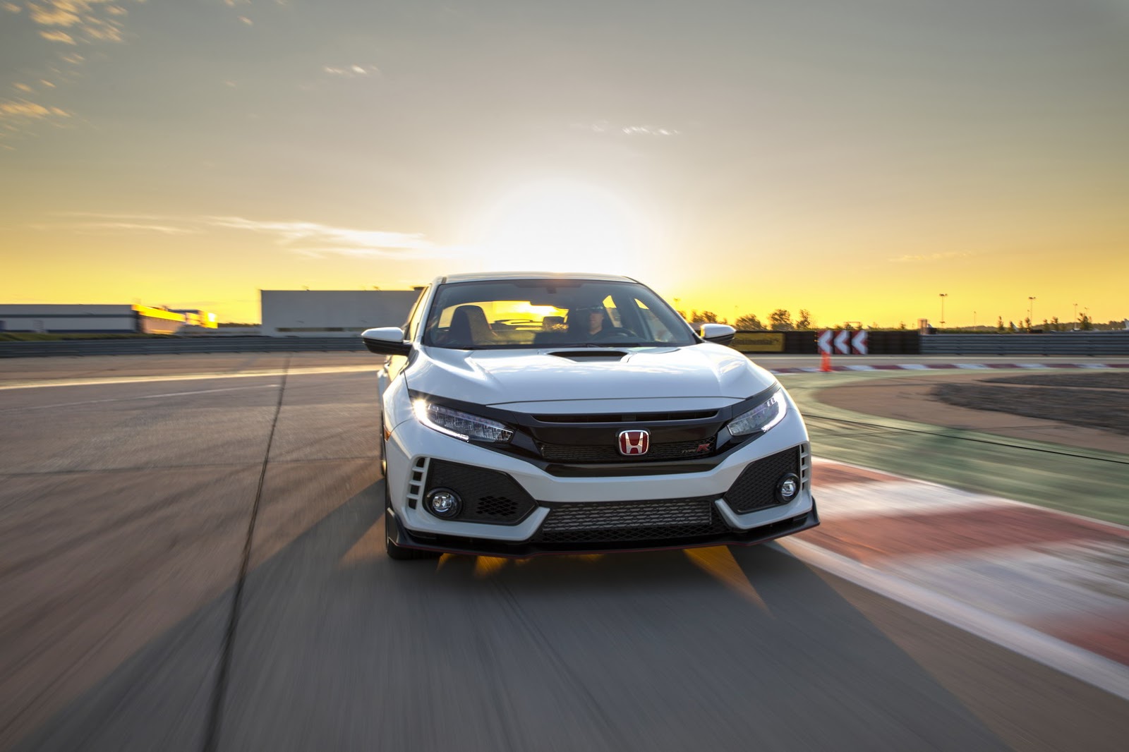 2017_Honda_Civic_Type_R_08
