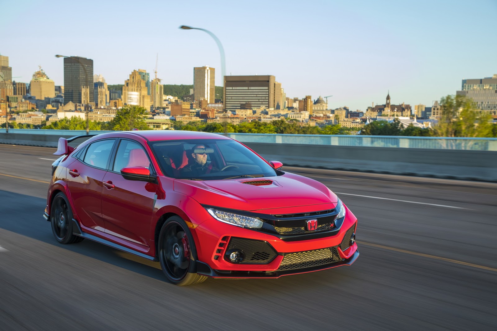 2017_Honda_Civic_Type_R_100