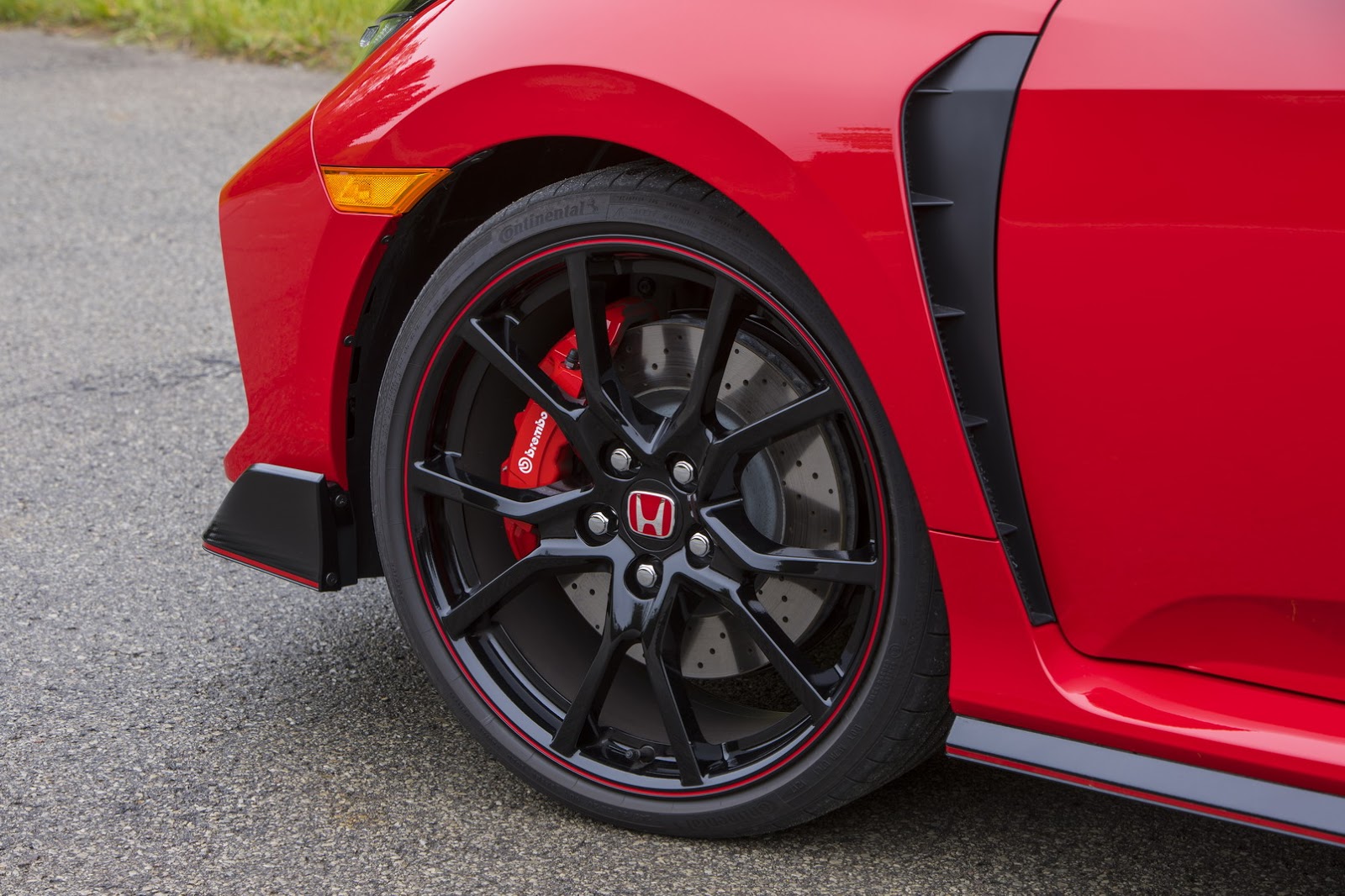 2017_Honda_Civic_Type_R_114