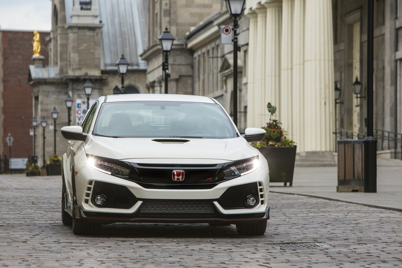2017_Honda_Civic_Type_R_179