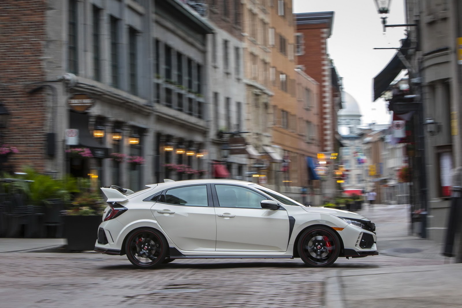2017_Honda_Civic_Type_R_180