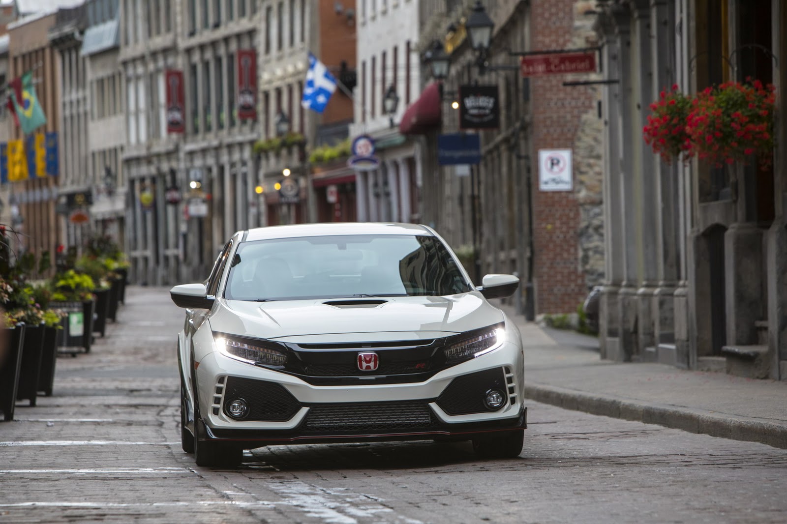 2017_Honda_Civic_Type_R_181