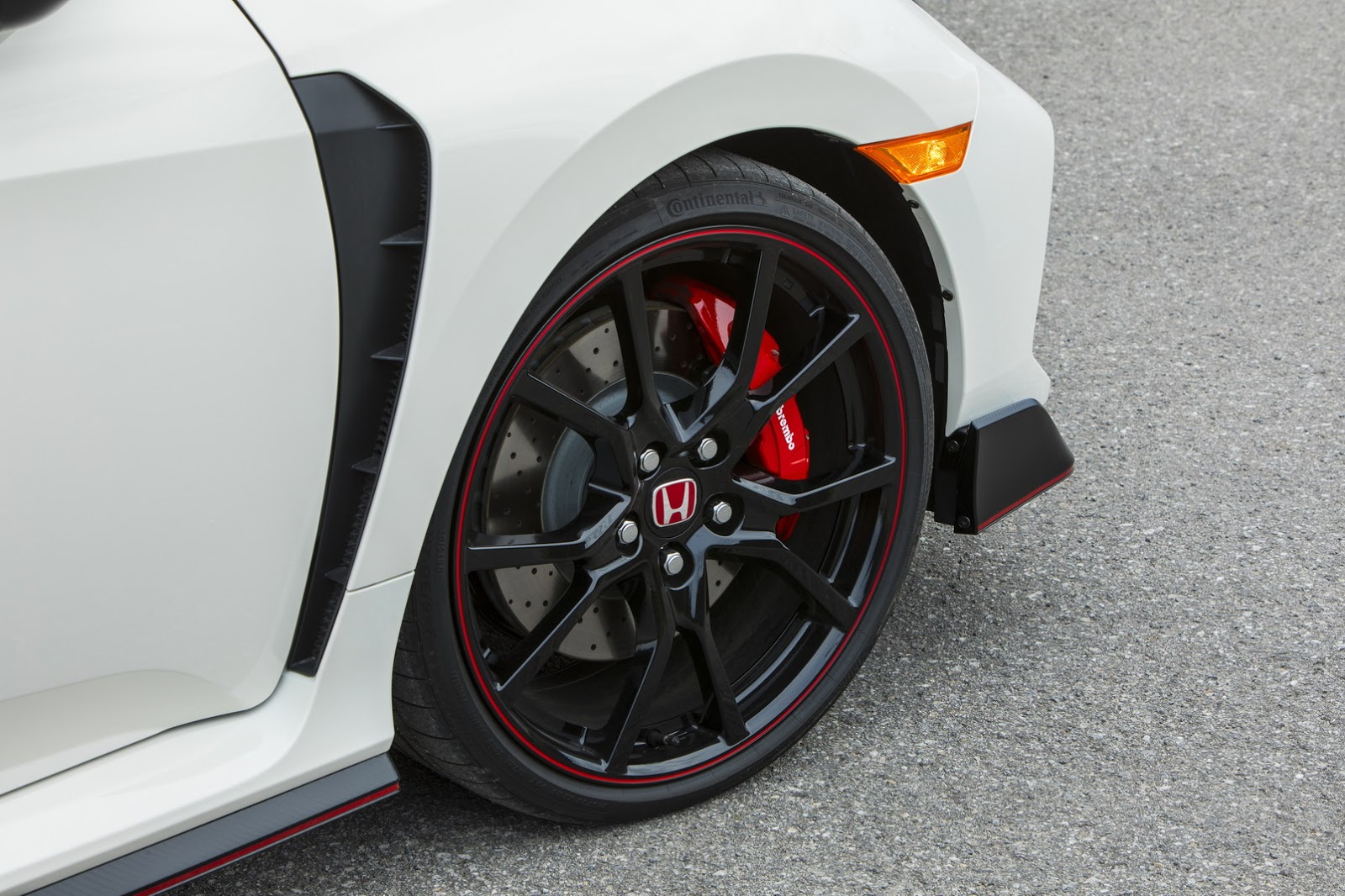2017_Honda_Civic_Type_R_32