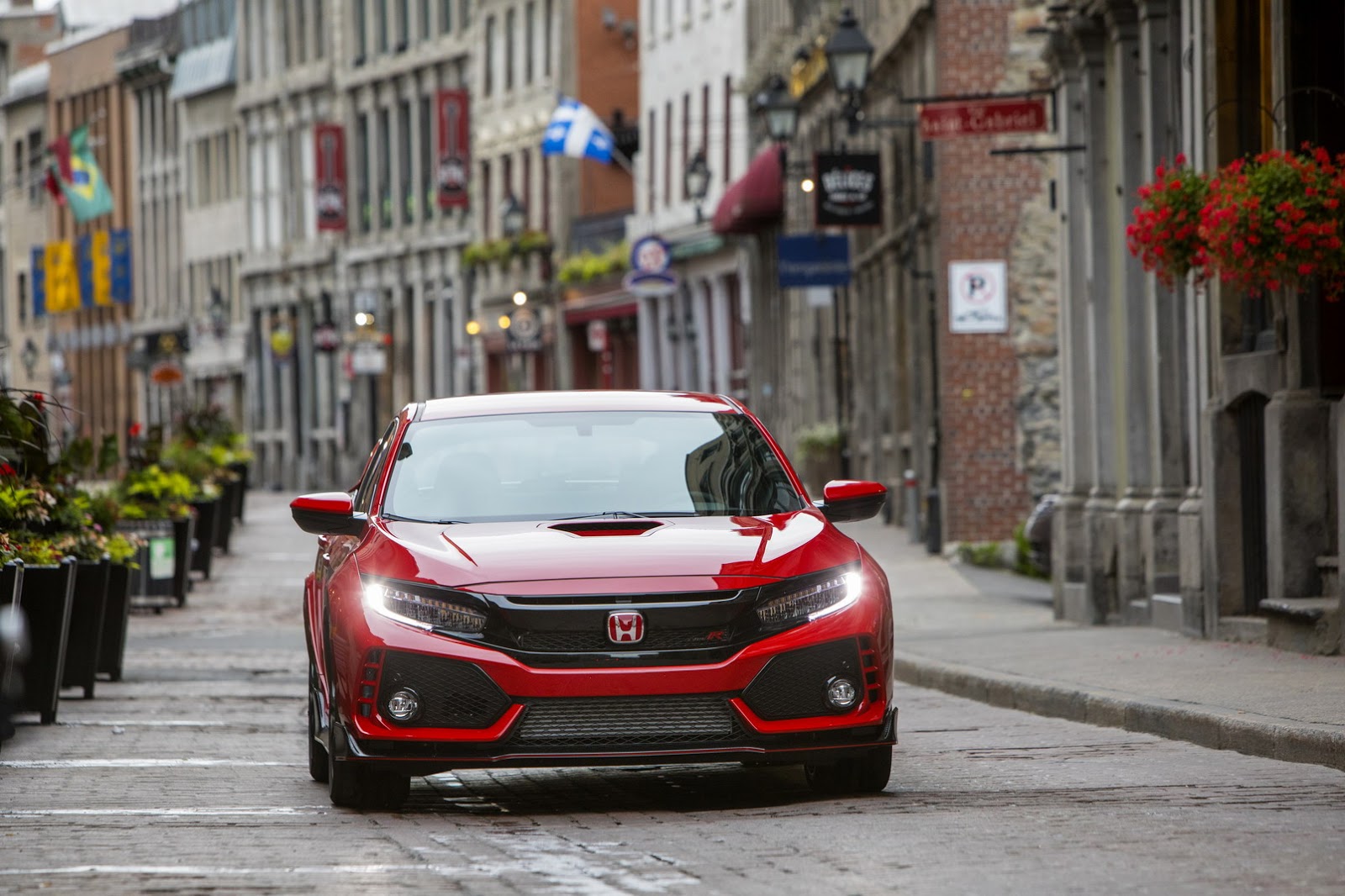 2017_Honda_Civic_Type_R_90