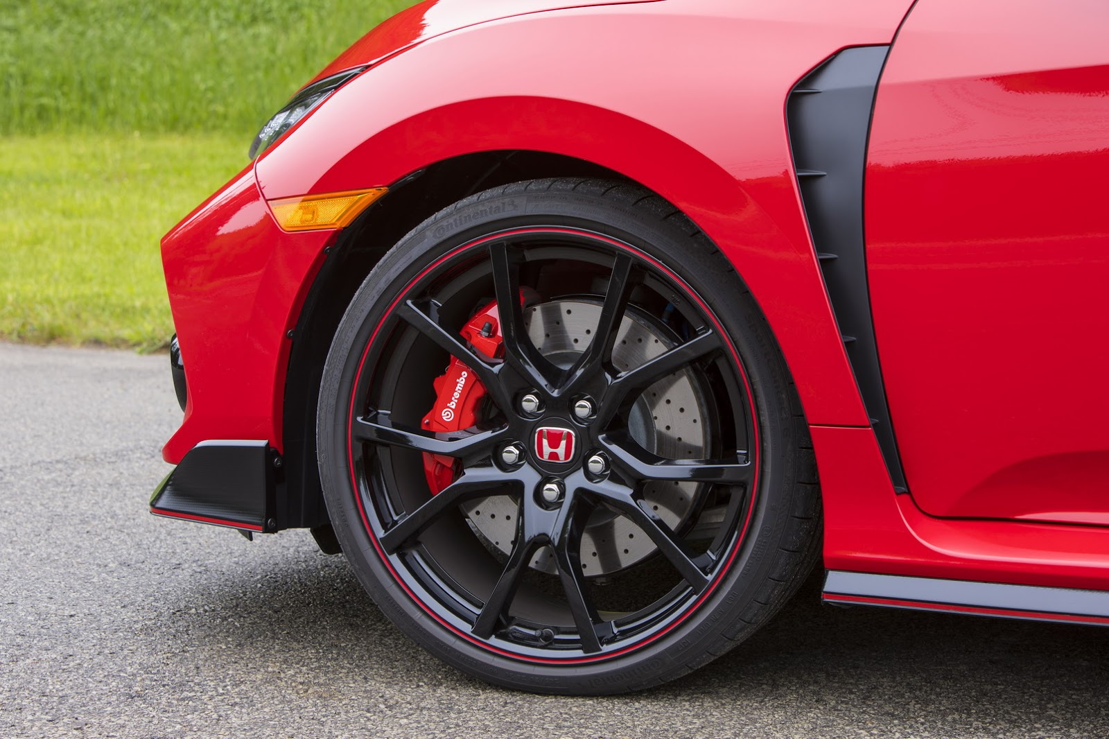 2017_Honda_Civic_Type_R_94