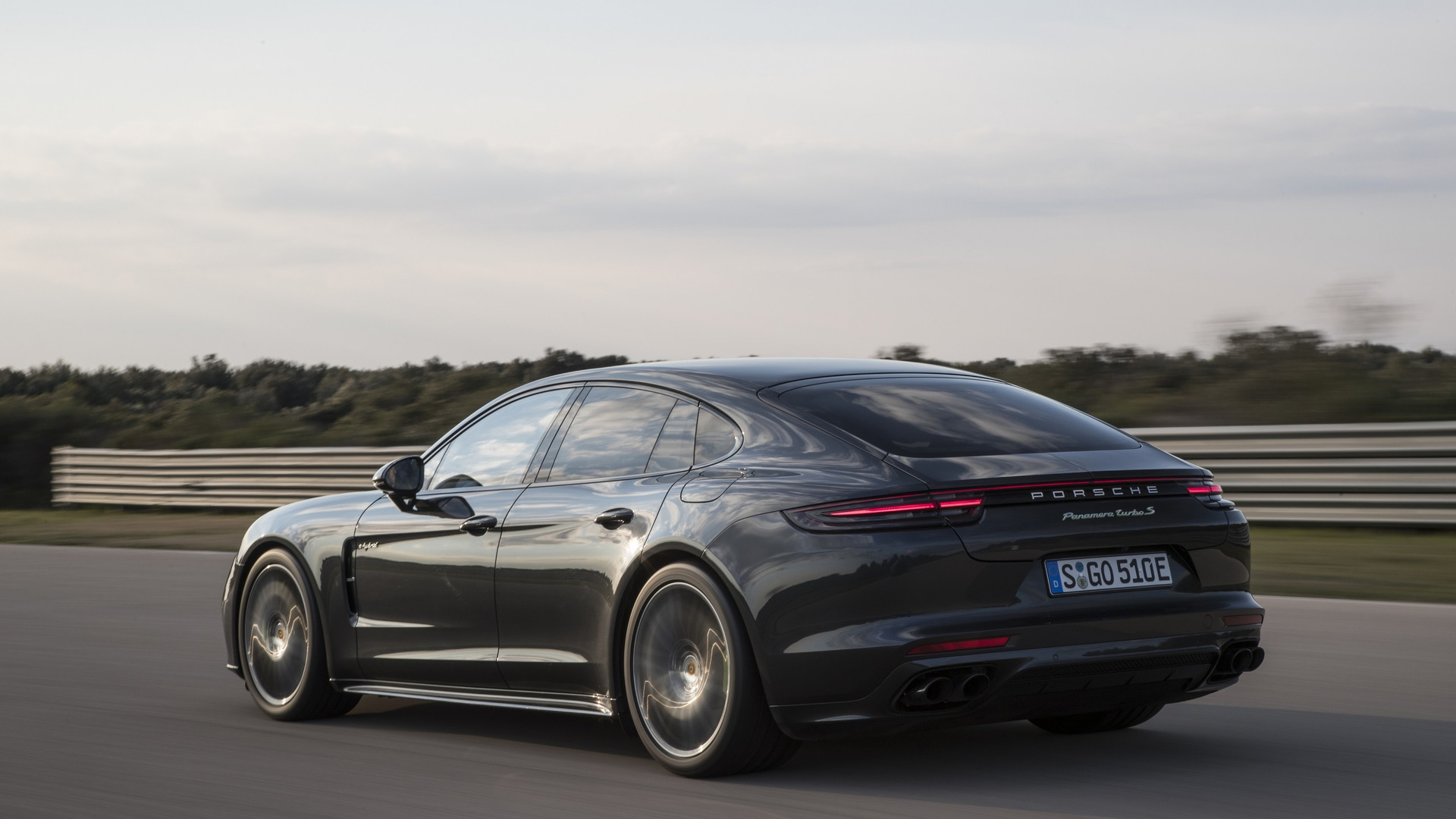 2018_Porsche_Panamera_Turbo_S_E-Hybrid_04