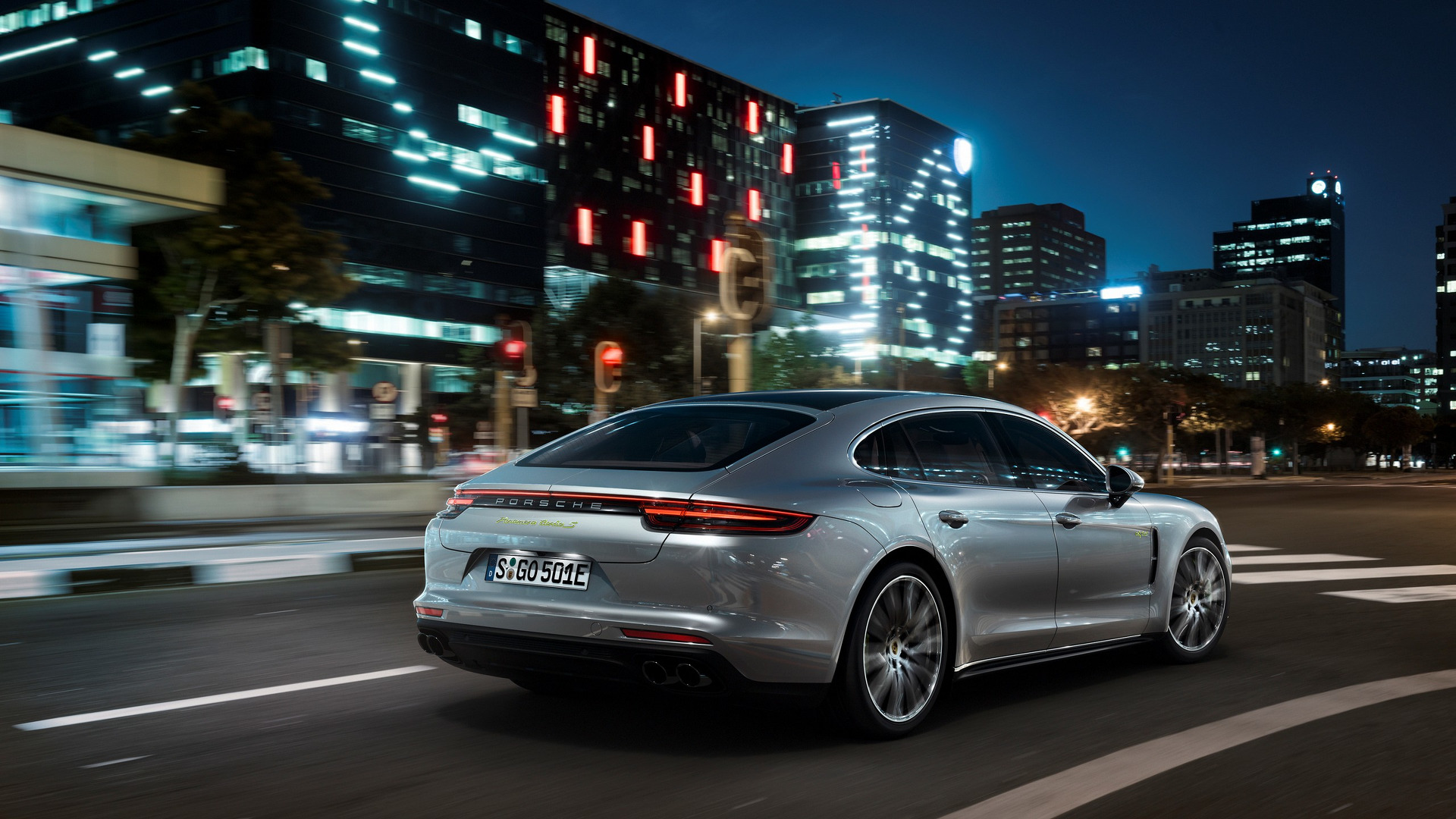 2018_Porsche_Panamera_Turbo_S_E-Hybrid_09