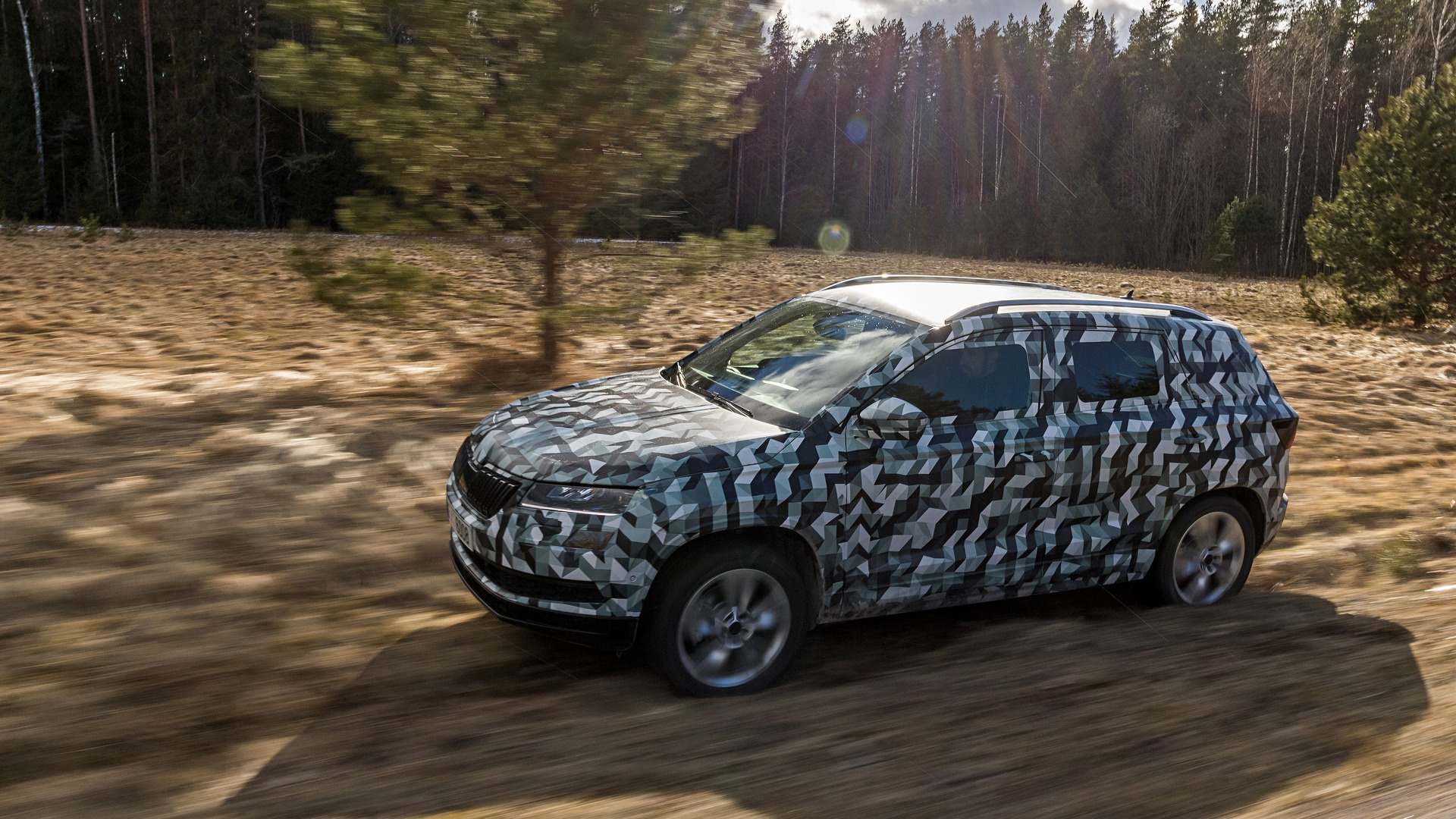 2018_Skoda_Karoq_camouflaged_prototype_04