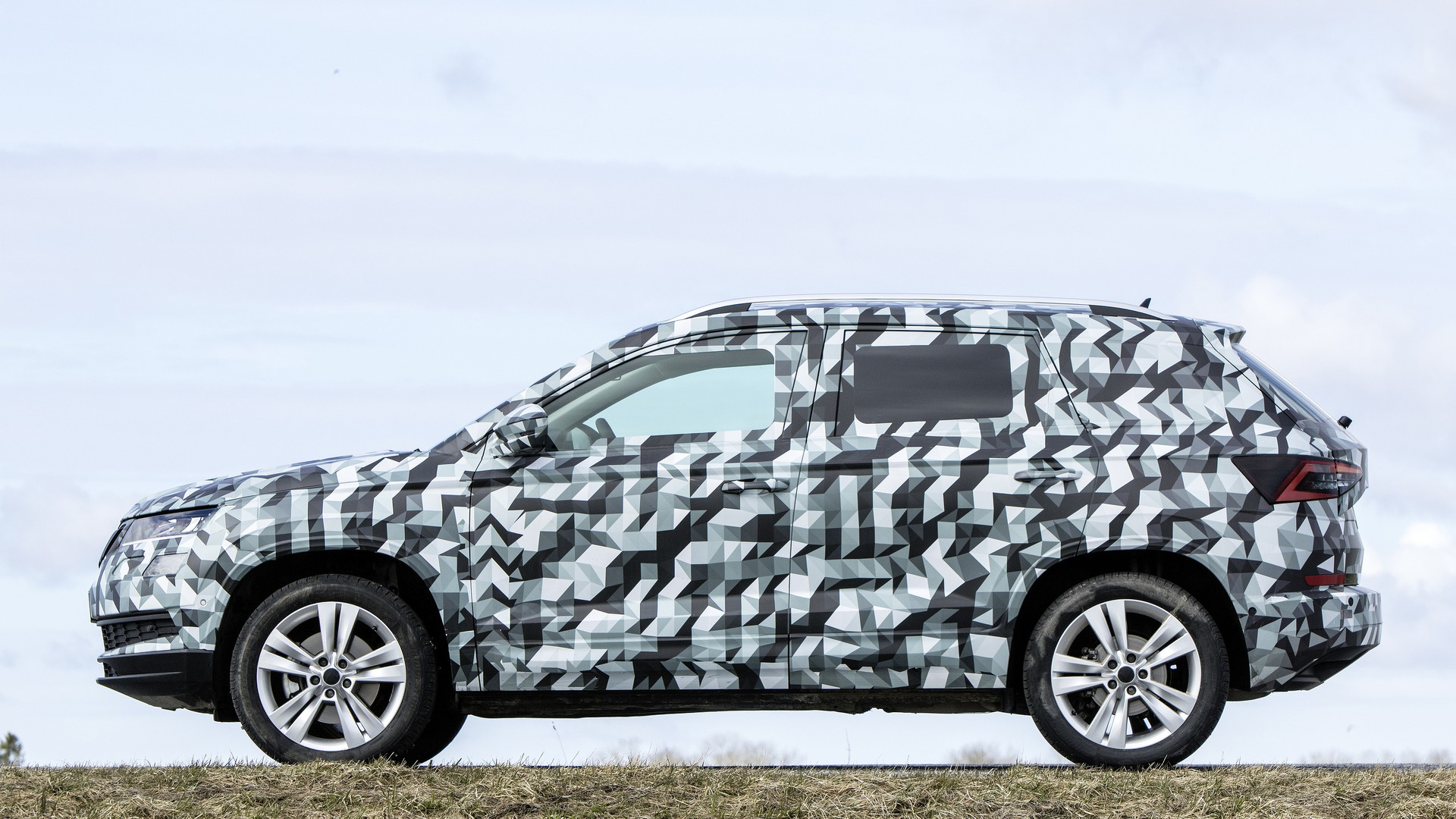 2018_Skoda_Karoq_camouflaged_prototype_07