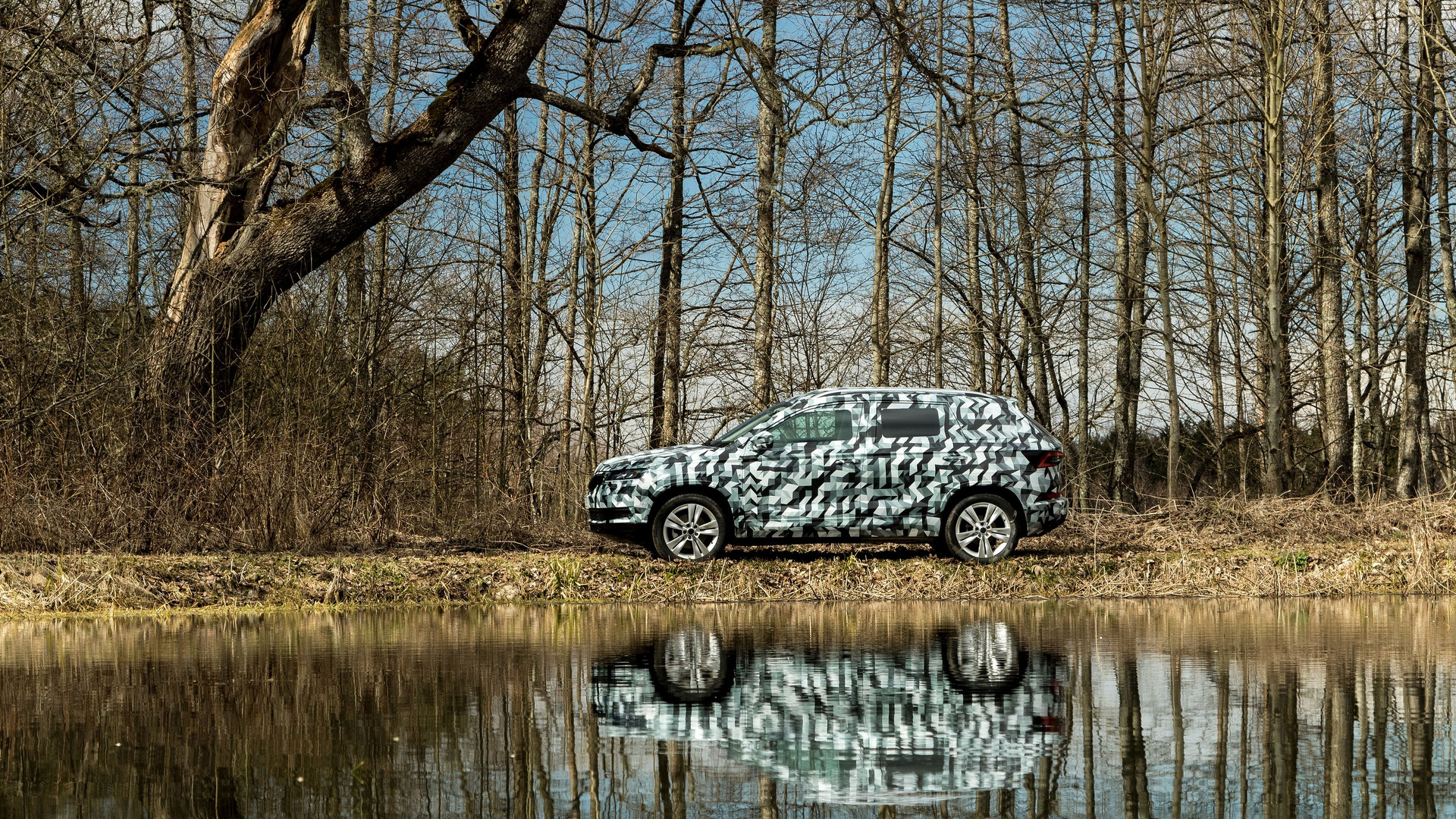 2018_Skoda_Karoq_camouflaged_prototype_09