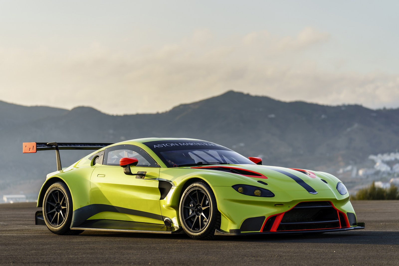 Aston_Martin_Vantage_GTE_01