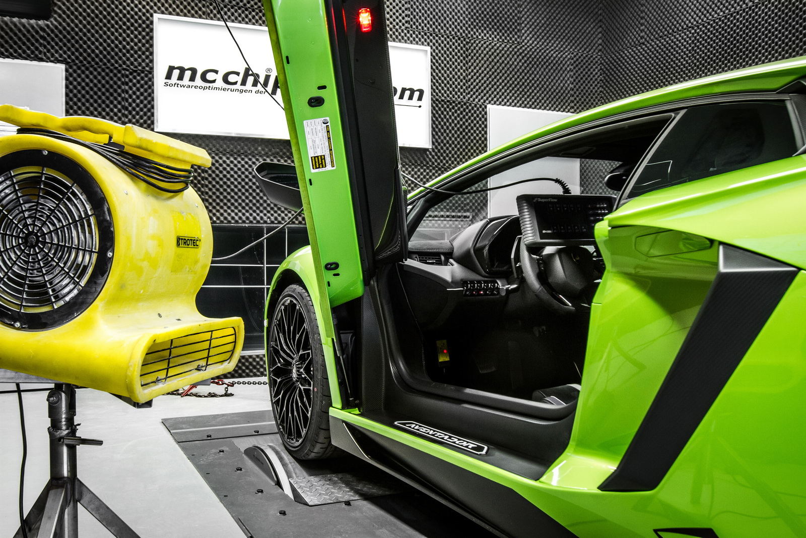 Lamborghini_Aventador_SV_by_Mcchip-DKR_15