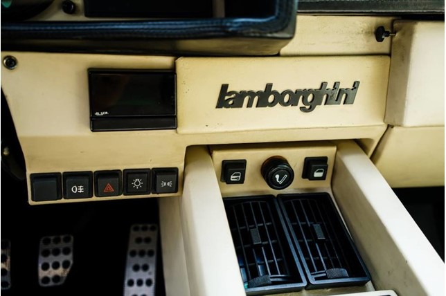 Lamborghini_Countach_25th_Anniversary_36
