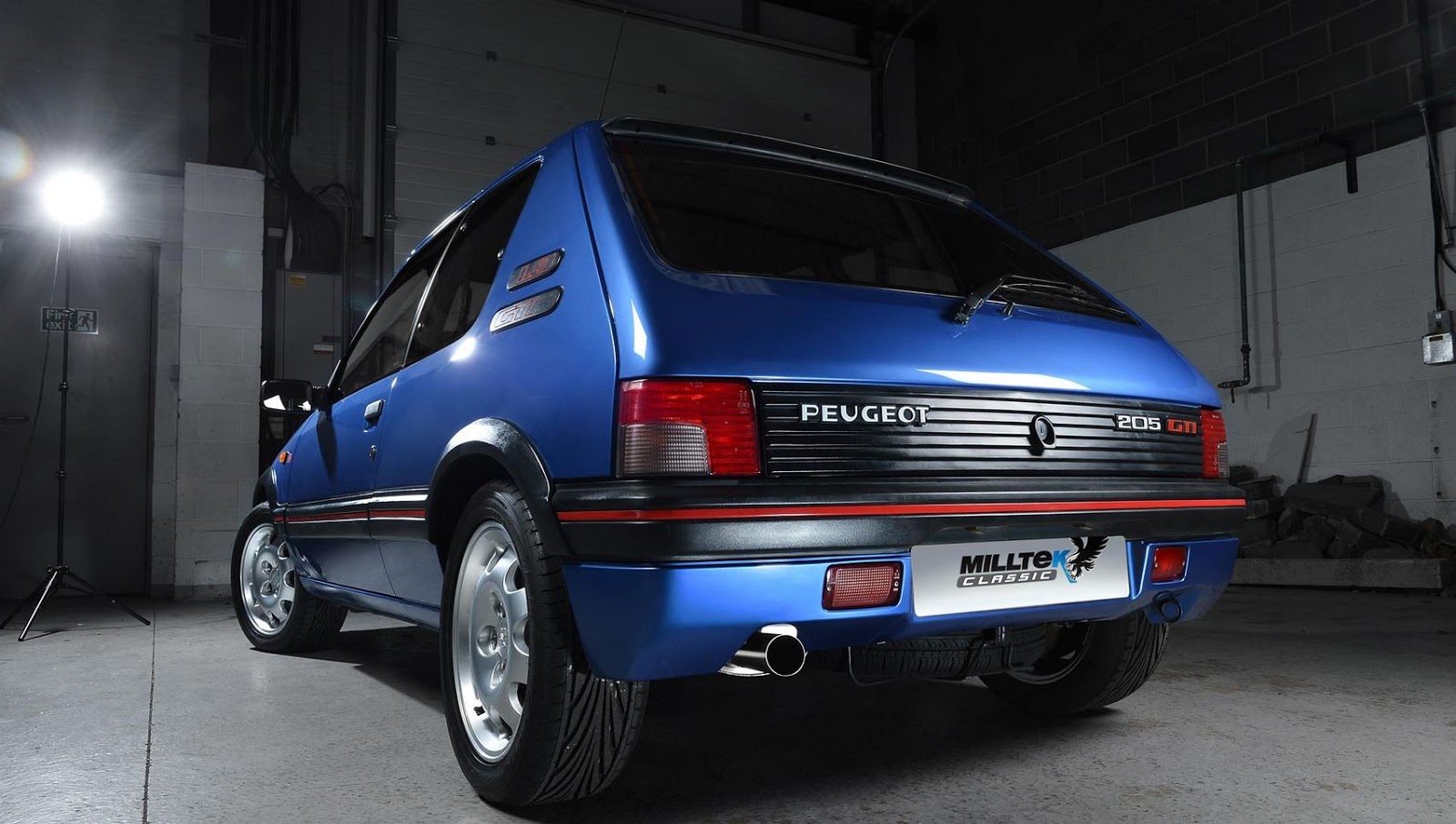 Peugeot_205_GTI_exhaust_by_Milltek_Classic_01