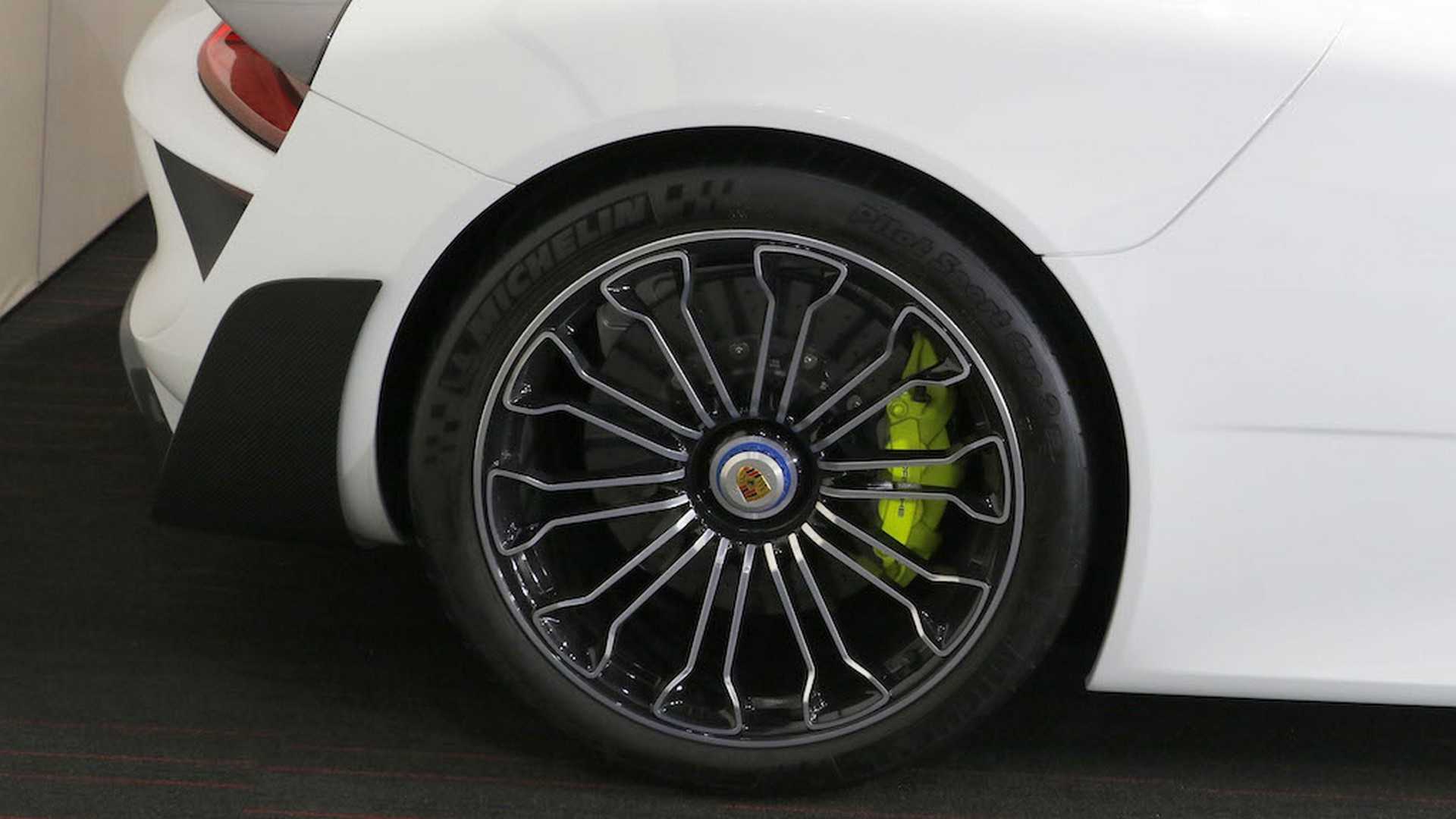 Porsche_918_Spyder_with_Weissach_Package_25