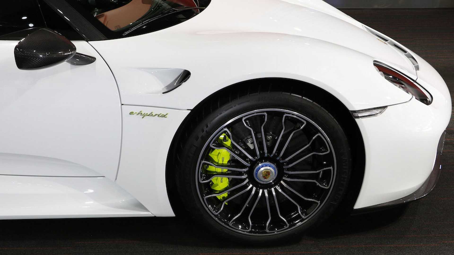 Porsche_918_Spyder_with_Weissach_Package_26