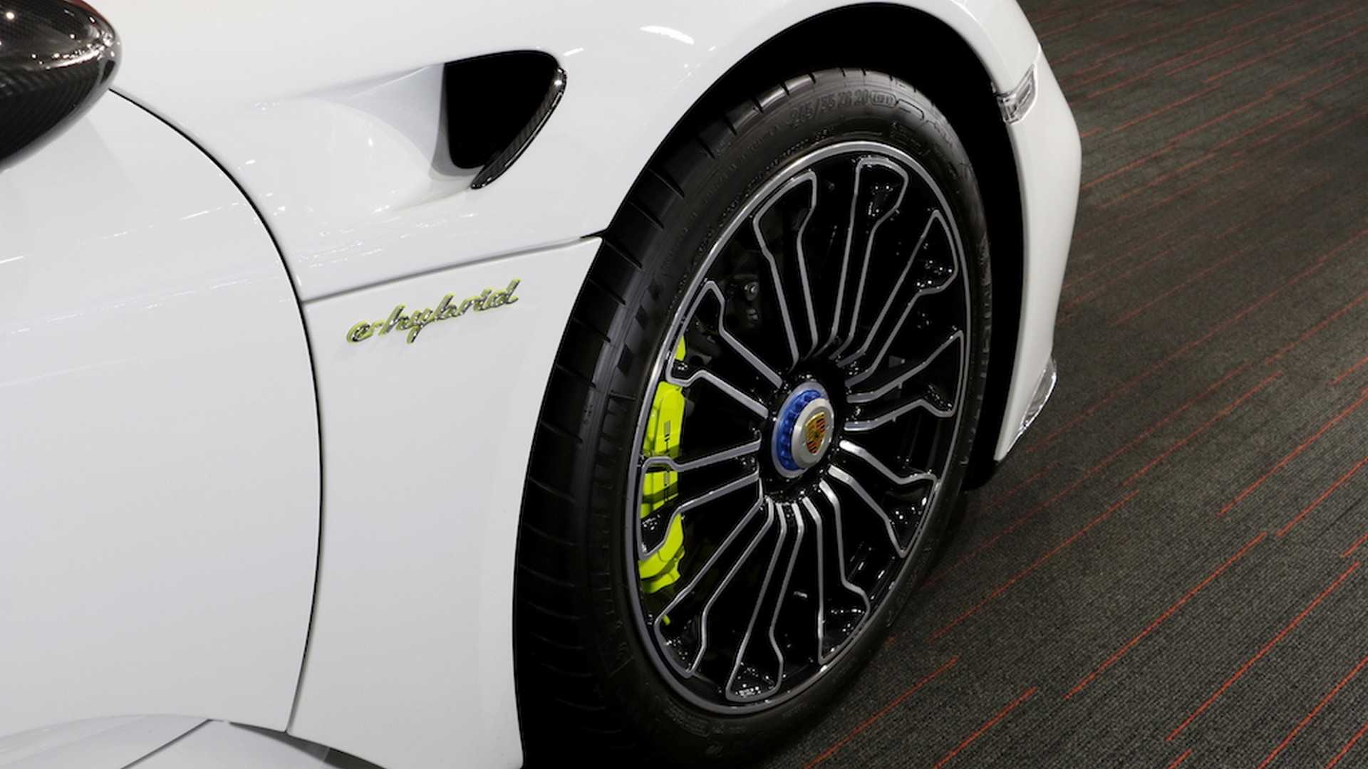 Porsche_918_Spyder_with_Weissach_Package_30