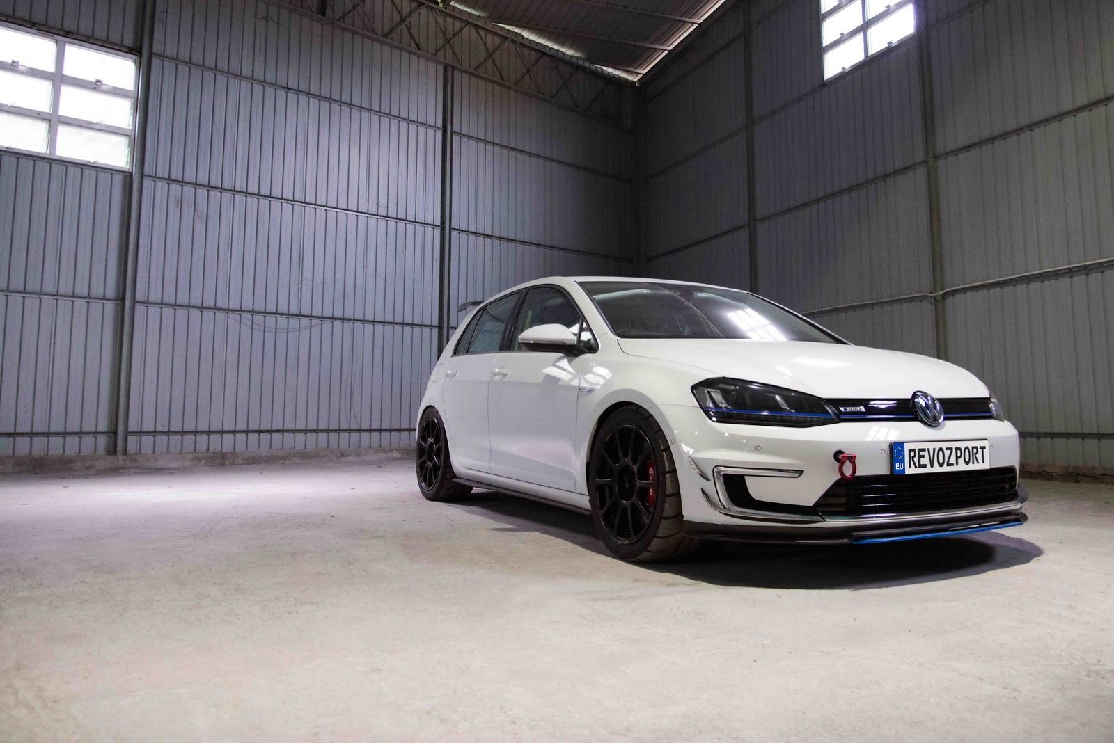 Volkswagen_e-Golf_Razor_7E_by_RevoZport_01