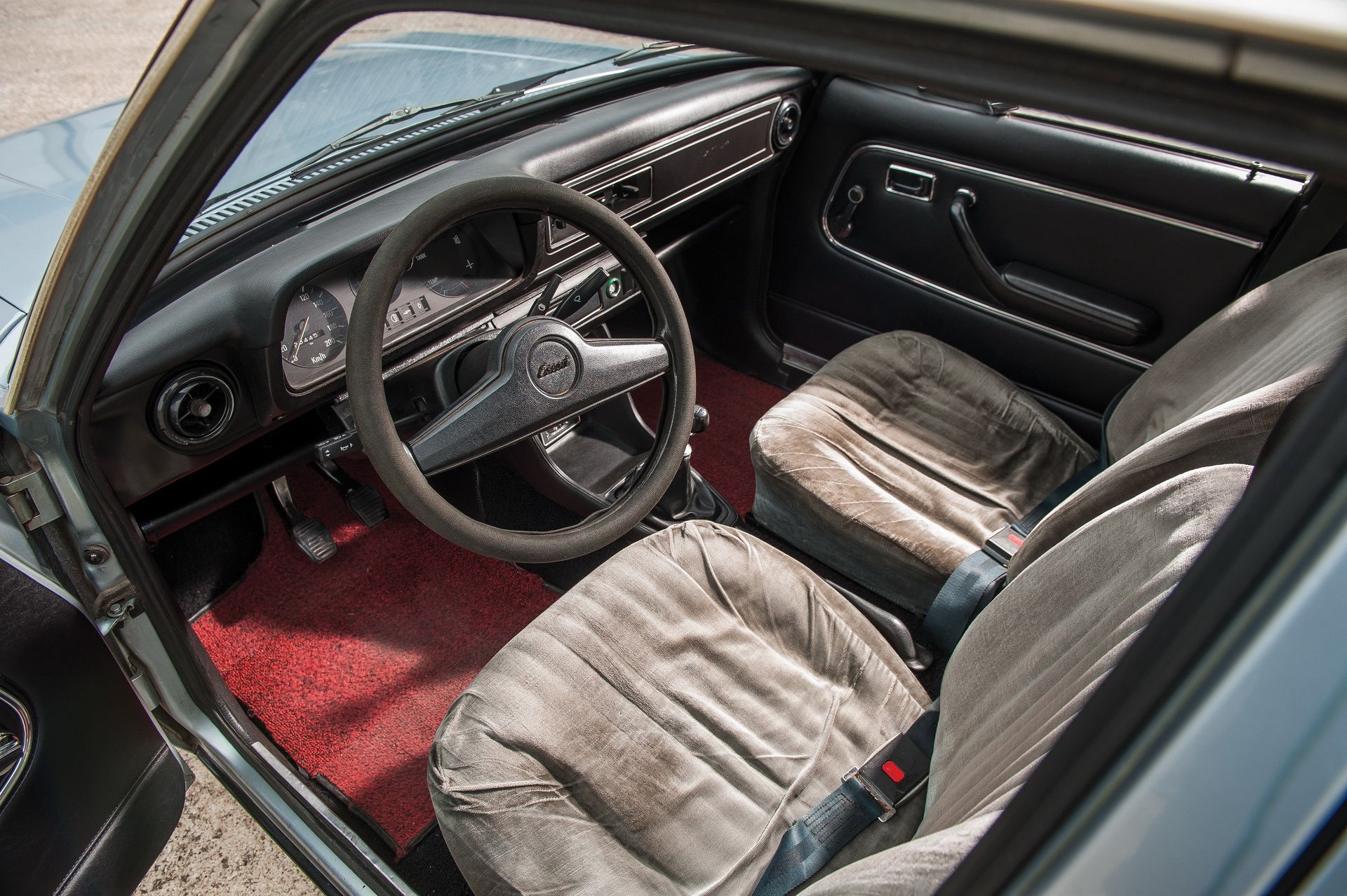 1976_Ford_Escort_1100_GL_Sedan_0004
