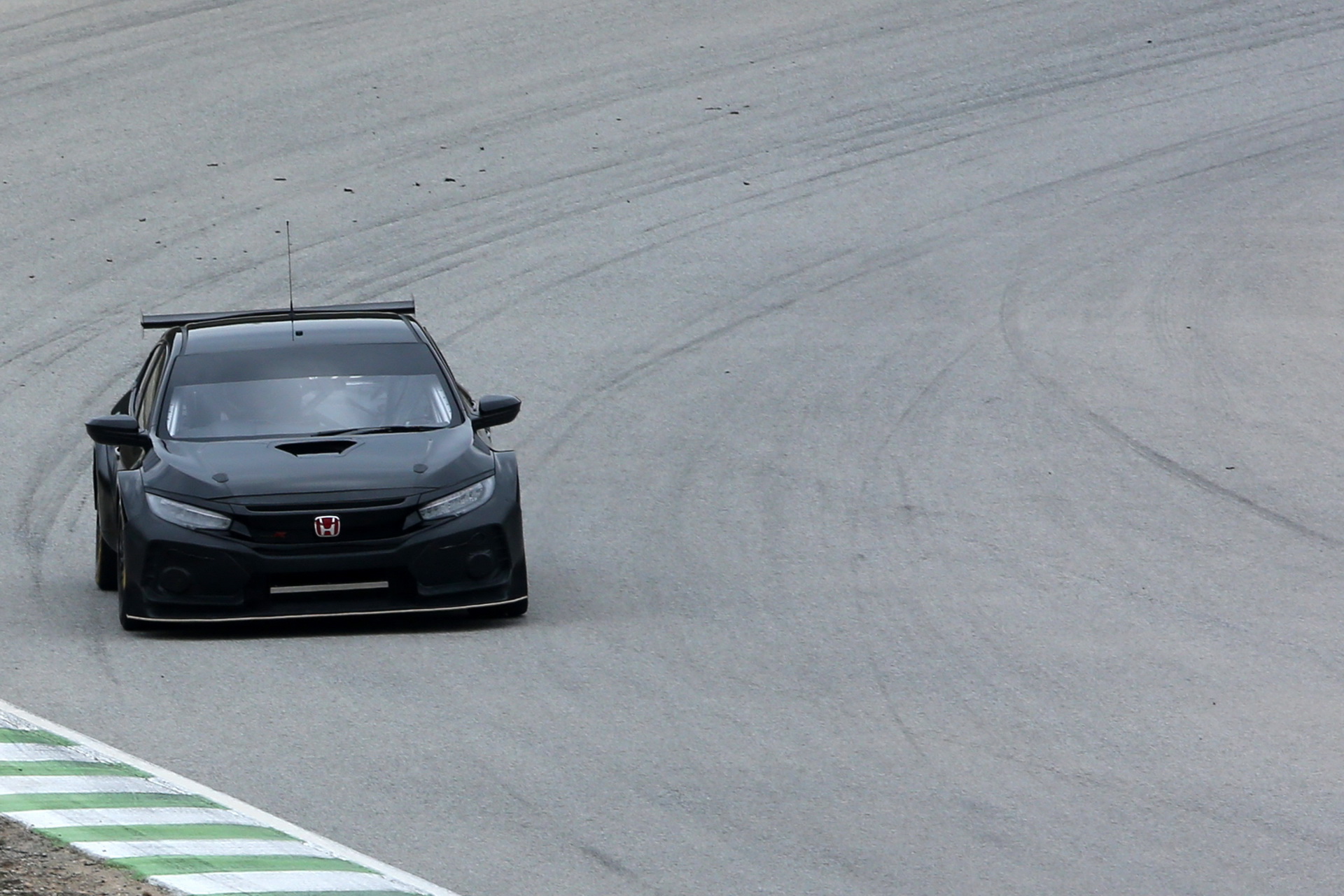 2018_Honda_Civic_Type_R_BTCC_0004