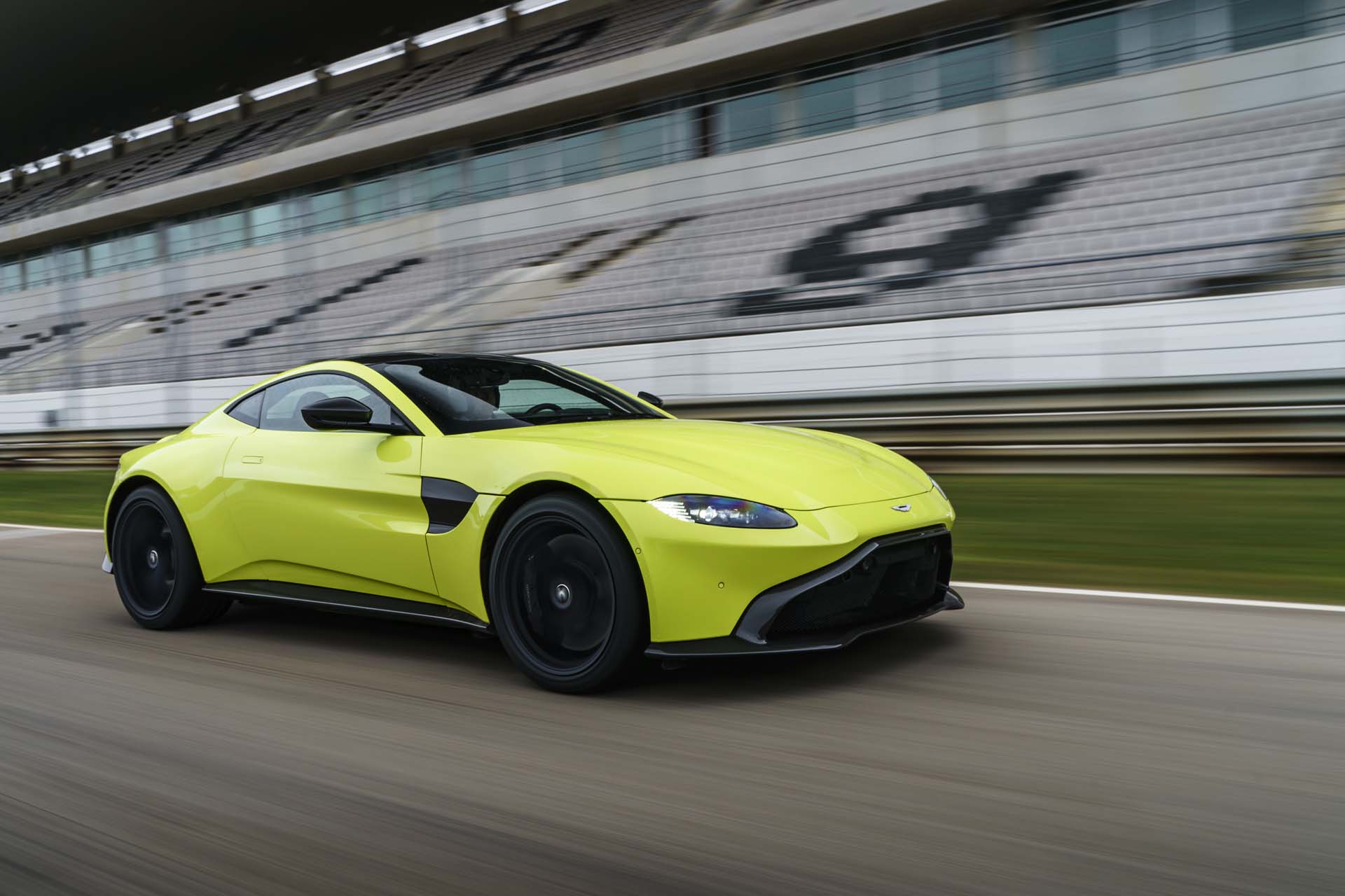2019_Aston_Martin_Vantage_0000