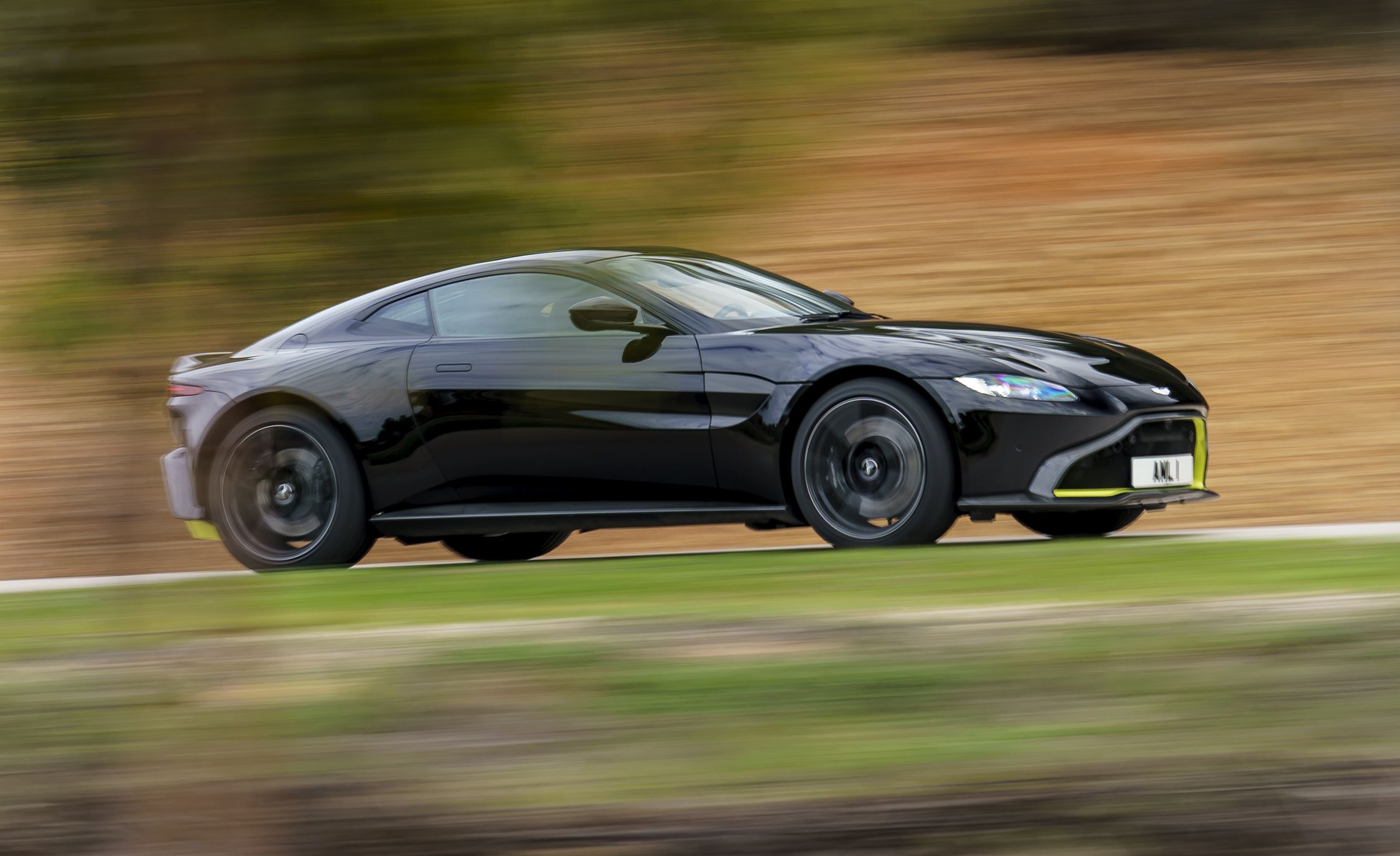 2019_Aston_Martin_Vantage_0001