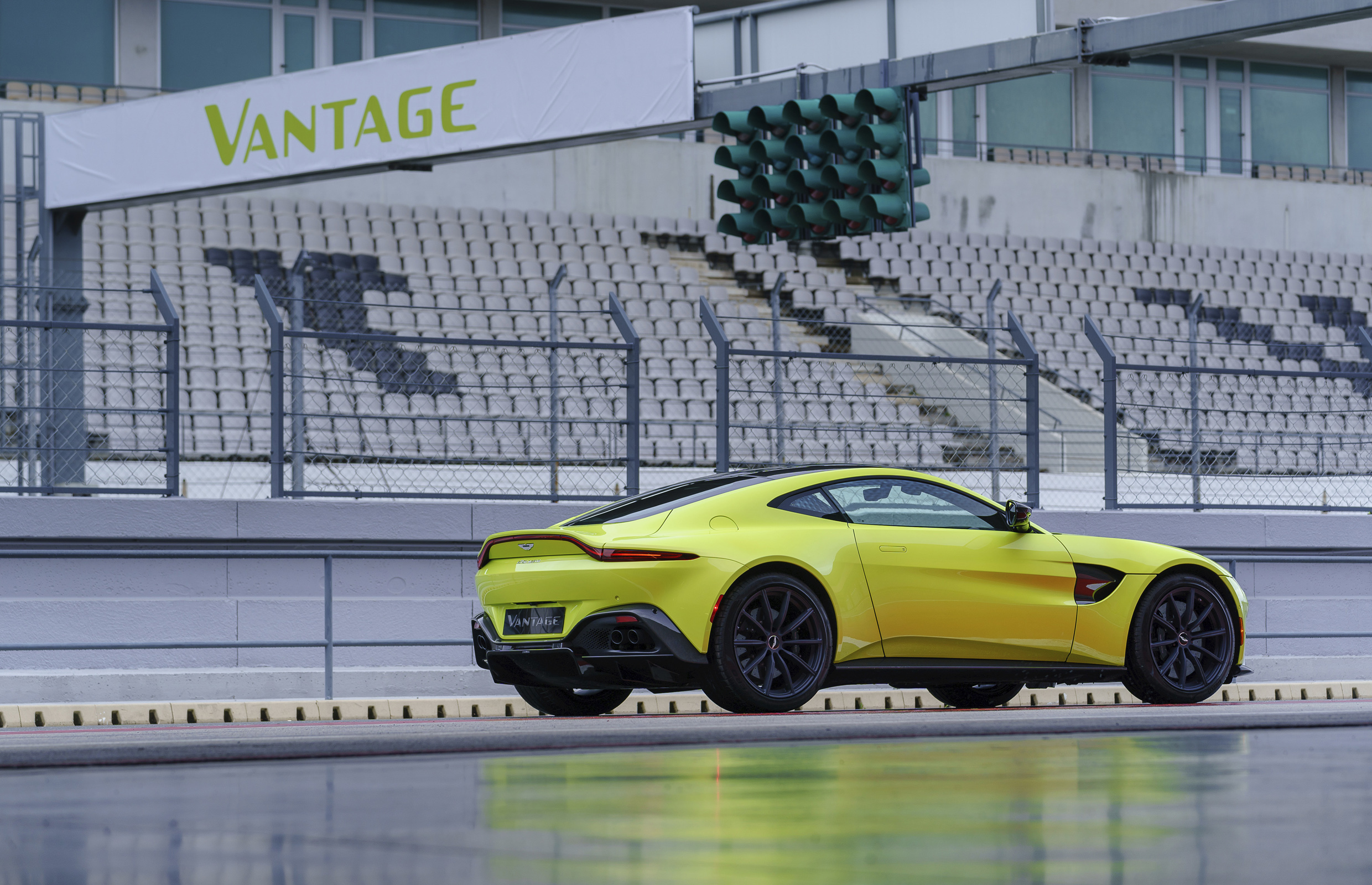 2019_Aston_Martin_Vantage_0002