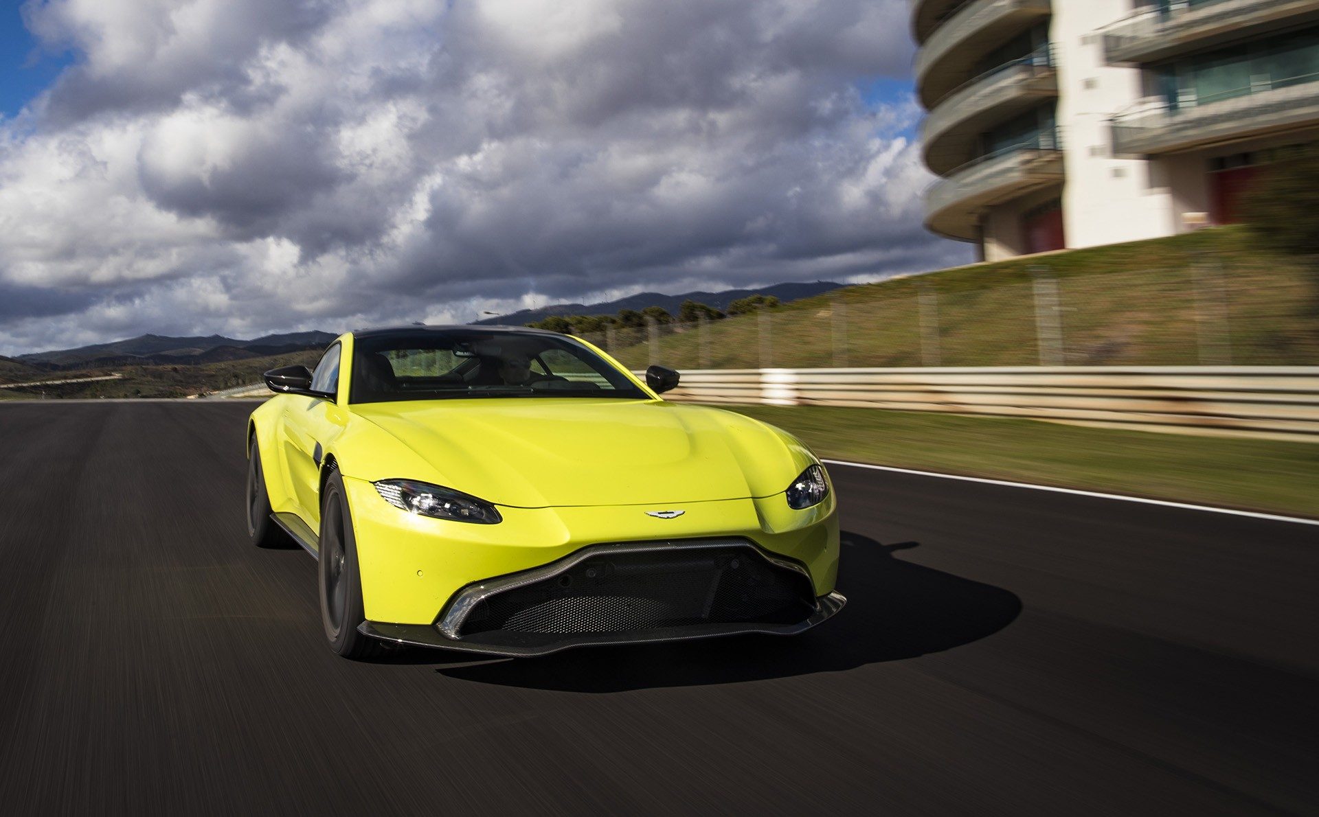 2019_Aston_Martin_Vantage_0006
