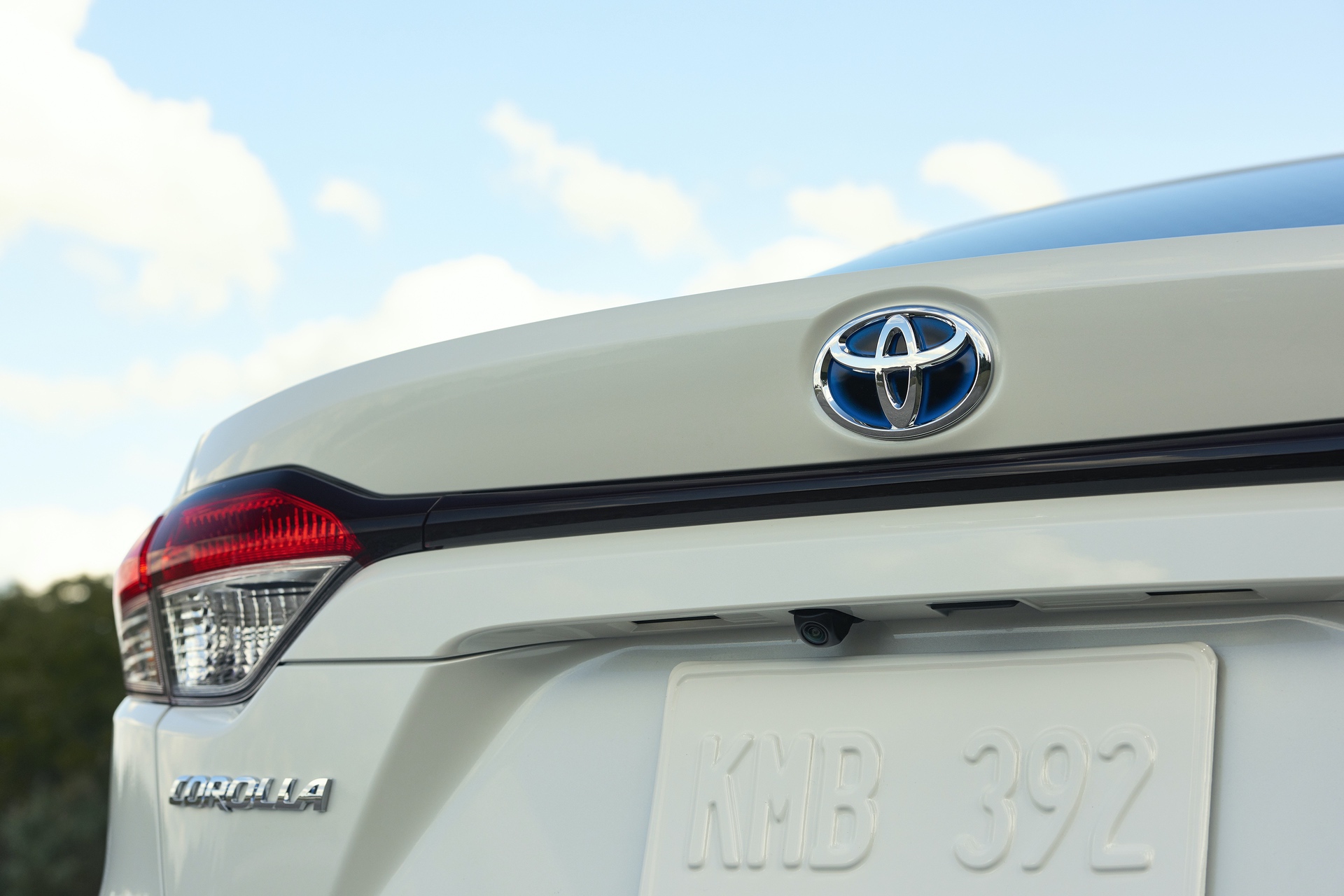 2019_Toyota_Corolla_Hybrid_0001