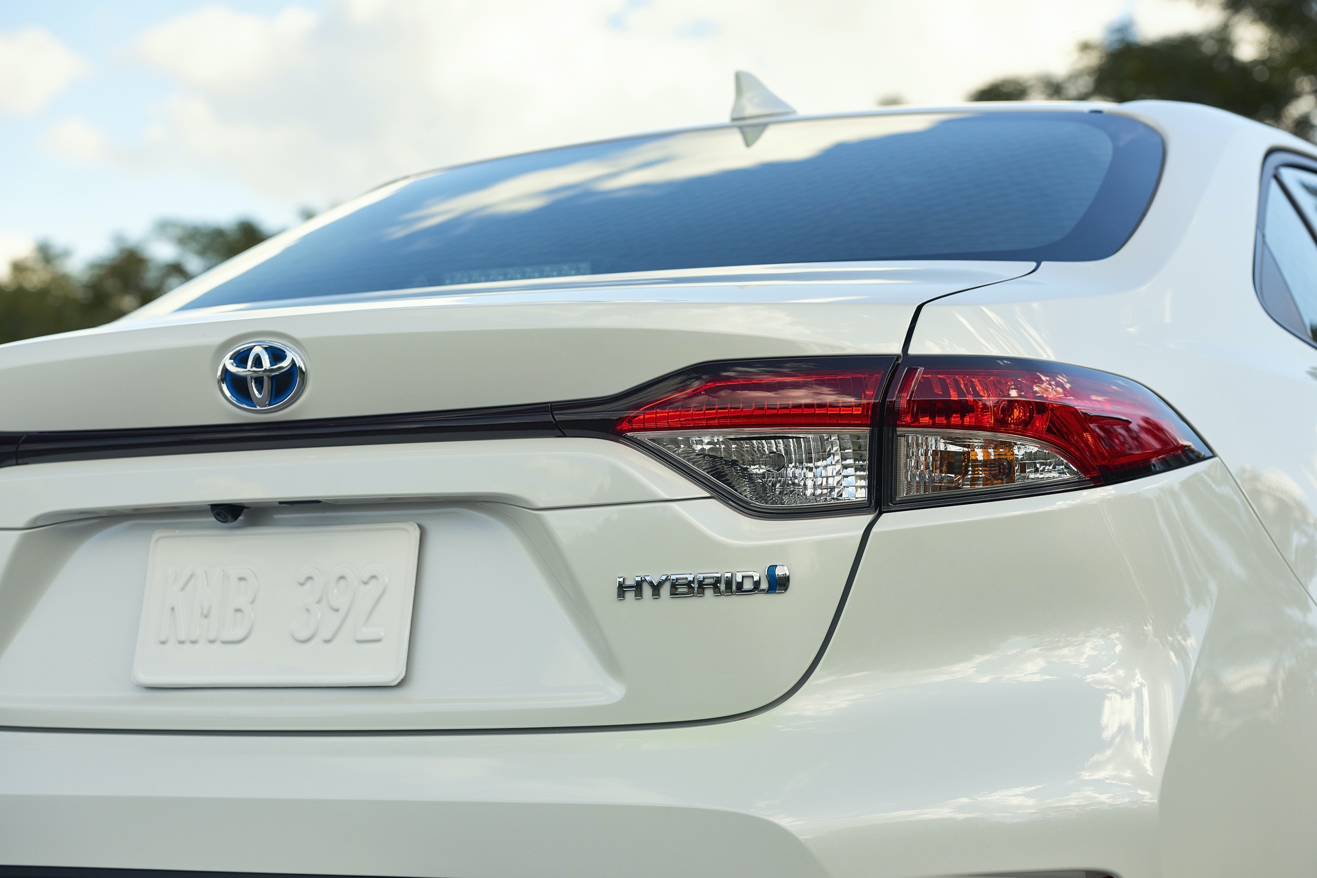 2019_Toyota_Corolla_Hybrid_0002