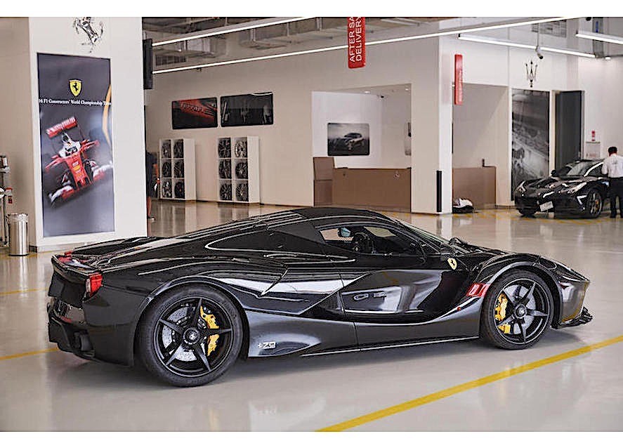 Insane Black Ferrari Laferrari Arrival Sound Youtube