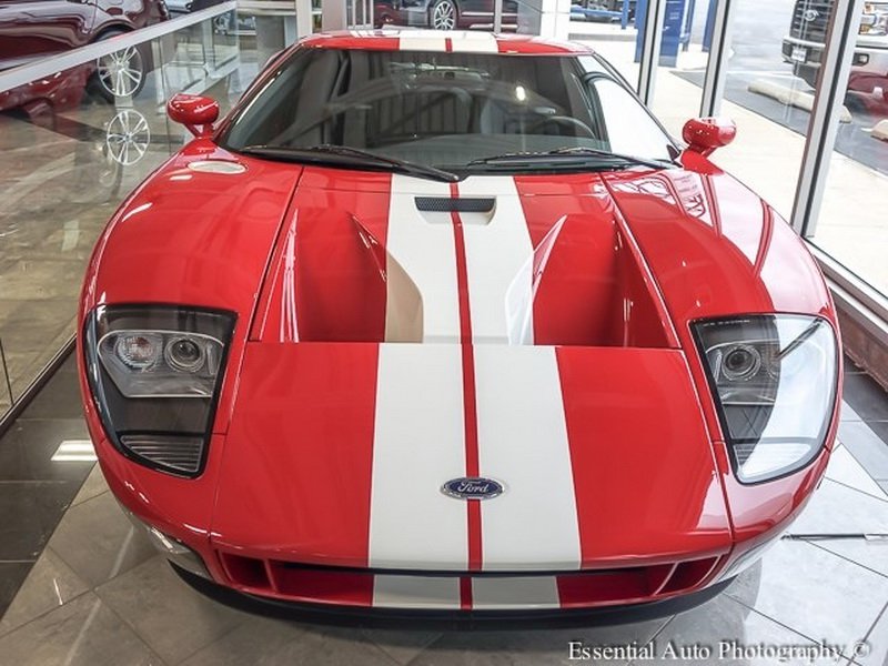 Brand_new_2005_Ford_GT_0001