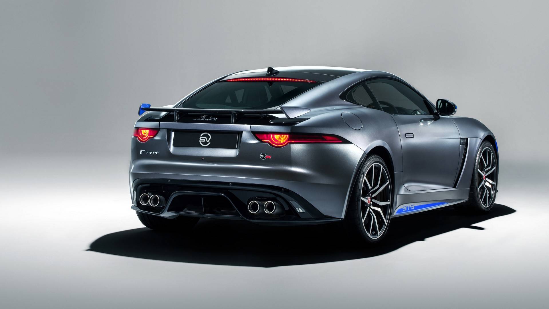 Jaguar_F-Type_SVR_with_Graphic_Pack_01