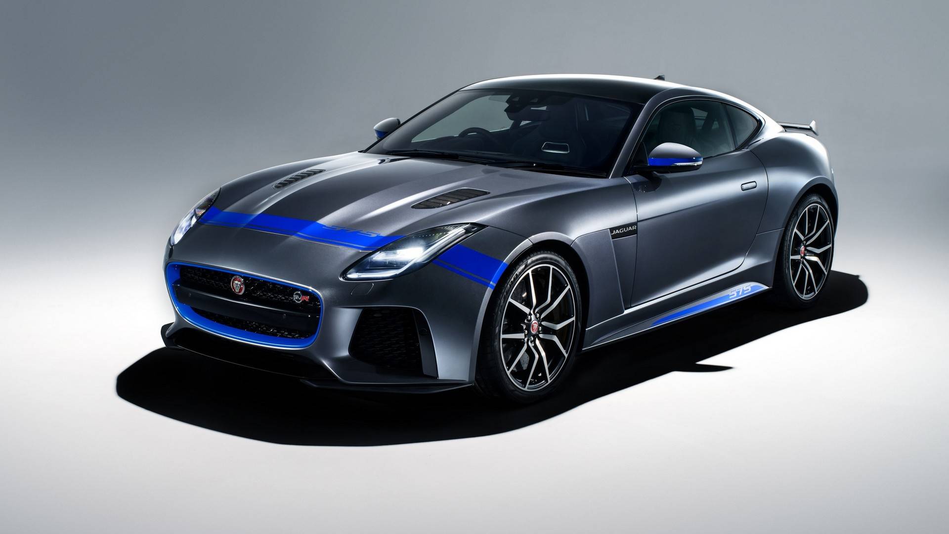 Jaguar_F-Type_SVR_with_Graphic_Pack_02