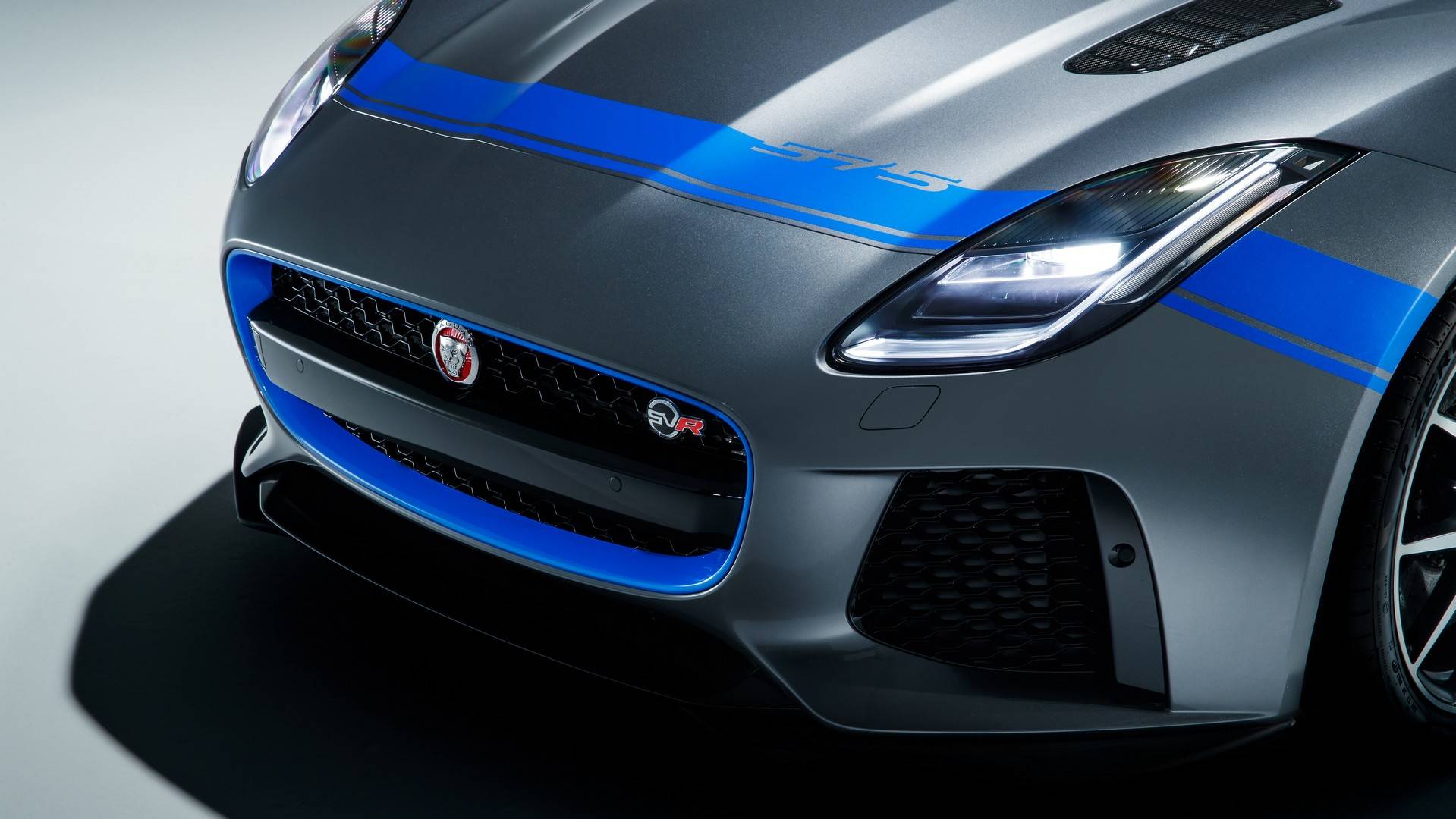 Jaguar_F-Type_SVR_with_Graphic_Pack_04
