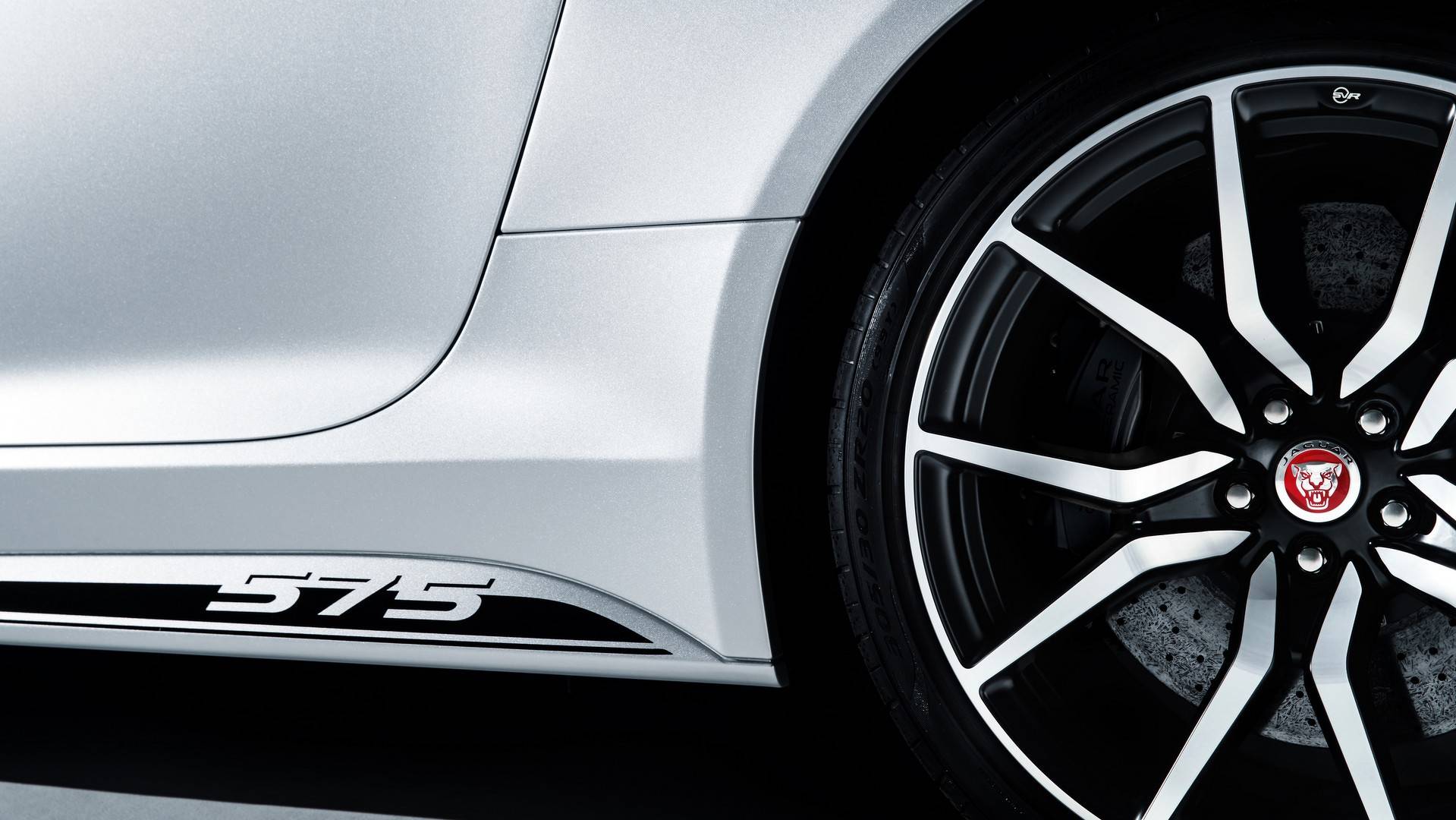 Jaguar_F-Type_SVR_with_Graphic_Pack_05