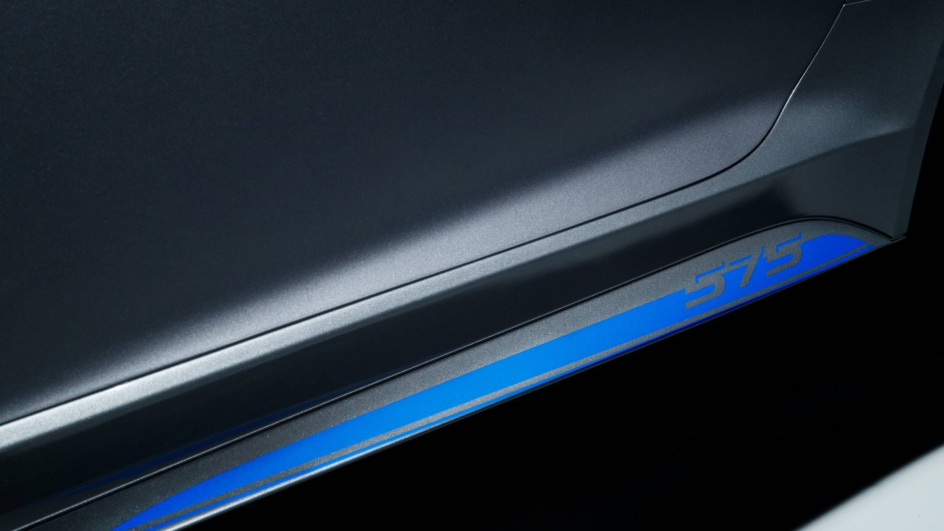 Jaguar_F-Type_SVR_with_Graphic_Pack_06